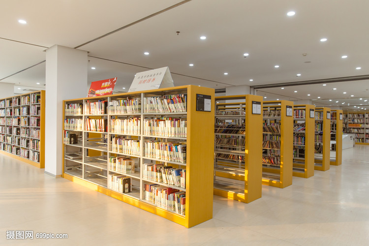大氣圖書館排列書架