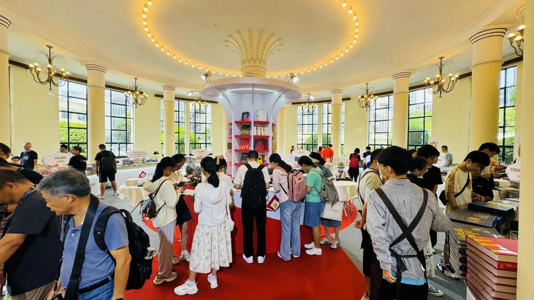 北京出版集團千余種精品圖書亮相上海書展,中軸線圖書吸引申城讀者
